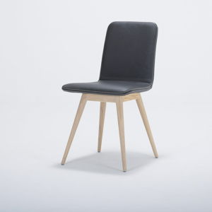 Jedálenská stolička z masívneho dubového dreva s koženým čiernym sedadlom Gazzda Ena
