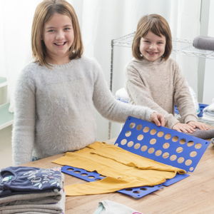 Modrá doska na skladanie detského oblečenia InnovaGoods