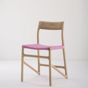 Jedálenská stolička z masívneho dubového dreva s ružovým sedadlom Gazzda Fawn