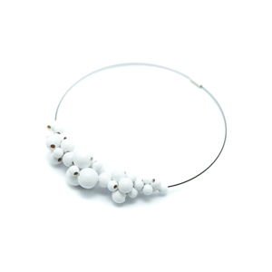 Drevený biely náhrdelník Ko-ra-le Foam