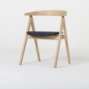 Jedálenská stolička z masívneho dubového dreva s tmavosivým sedadlom Gazzda Ava