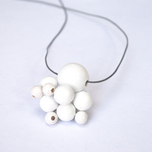 Drevený biely náhrdelník Ko-ra-le Lucky