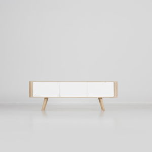 Televízny stolík z dubového dreva Gazzda Ena, 135 × 42 × 45 cm