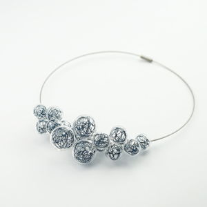 Sklenený modrý náhrdelník Ko-ra-le Wired Foam