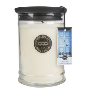 Veľká sviečka v skle s vôňou mandarínky Bridgewater candle Company Sweet Blue Door, doba horenia 125 - 145 hodín
