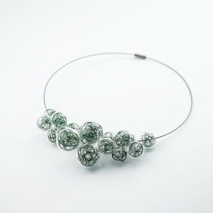 Sklenený zelený náhrdelník Ko-ra-le Wired Foam