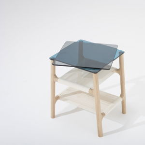 Odkladací stolík s konštrukciou z dubového masívu a modrou doskou Gazzda Fawn
